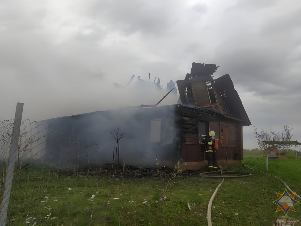 В Лепельском районе сильно обгорел пенсионер, пытавшийся спасти свой дом от огня. Фото МЧС