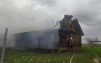 В Лепельском районе сильно обгорел пенсионер, пытавшийся спасти свой дом от огня