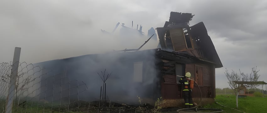 В Лепельском районе сильно обгорел пенсионер, пытавшийся спасти свой дом от огня