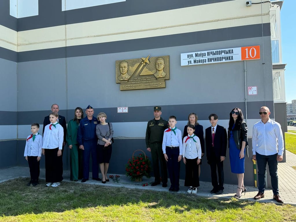 Памятная доска в честь погибших летчиков появилась в Барановичах