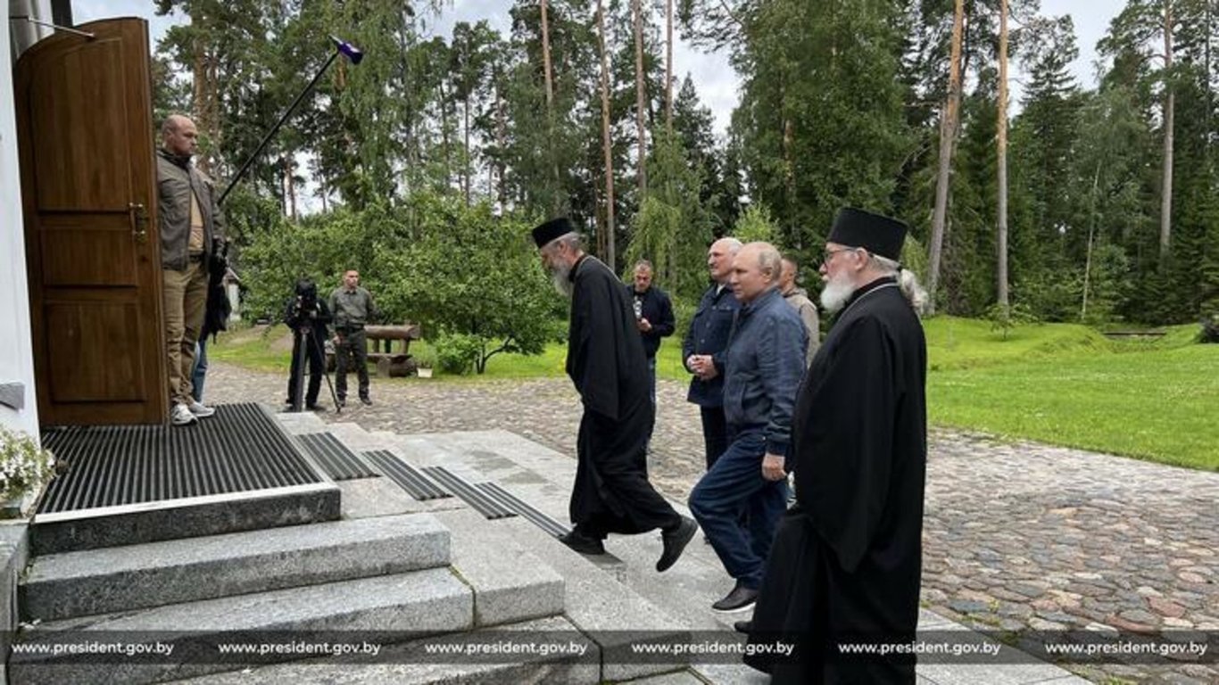 Алексей Ляшкевич (позади Лукашенко с телефоном в руках) во время поездки Александра Лукашенко и Владимира Путина в Валаам. 24 июля 2023 года. Фото: president.gov.by