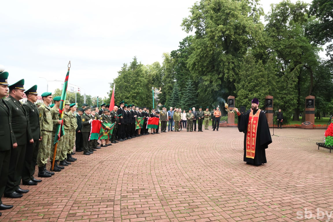 Крестный ход «Церковь и армия» совершил в Бресте памятные литии по пограничникам, отдавшим жизни за Родину