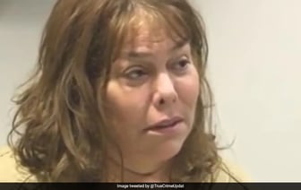 Американка обвиняется в том, что она голодала двух приемных детей, а затем убила их.