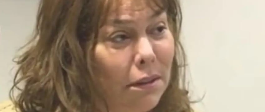 Американка обвиняется в том, что она голодала двух приемных детей, а затем убила их.