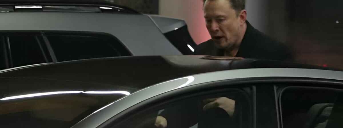 Маск прилетел в Польшу, чтобы посетить фашистский концлагерь. Зачем?