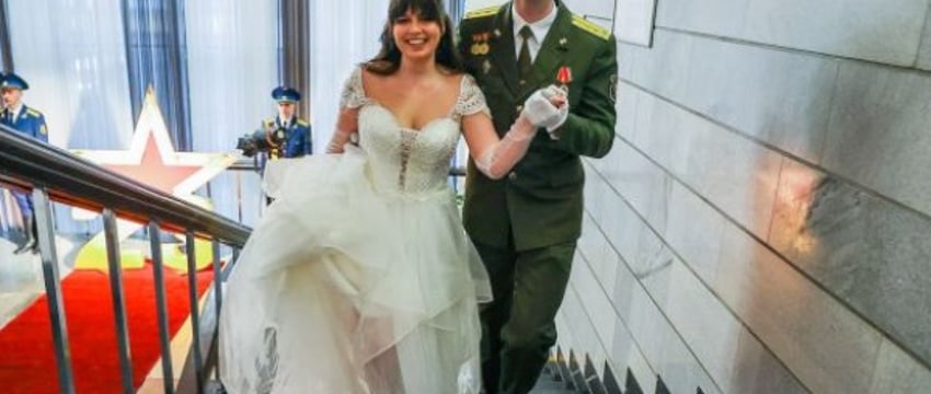 Военнослужащие и медики станцевали на офицерском балу в Бресте