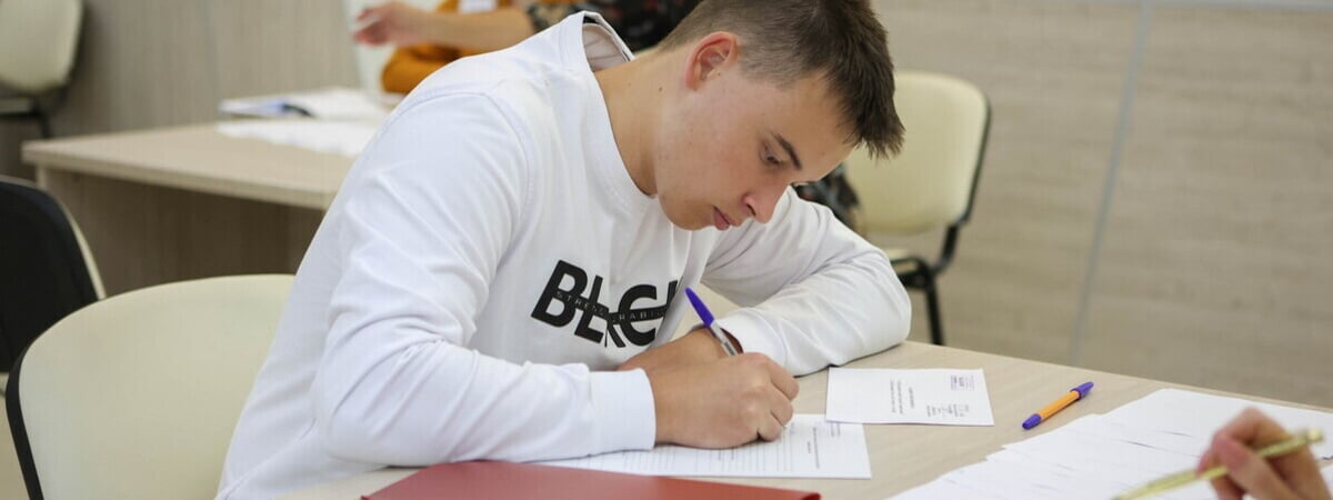 Белорусские вузы открыли горячую линию для абитуриентов. А куда звонить по вопросам ЦЭ?