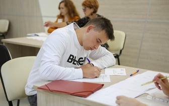 Белорусские вузы открыли горячую линию для абитуриентов. А куда звонить по вопросам ЦЭ?