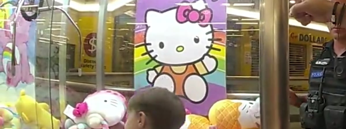 Трехлетний ребенок мальчик оказался внутри автомата с игрушками. Как отреагировал? — Видео