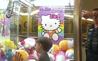 Трехлетний ребенок мальчик оказался внутри автомата с игрушками. Как отреагировал? — Видео