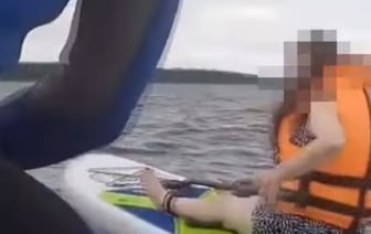 В Беларуси девушку на сапборде унесло на середину озера