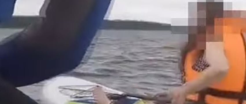 В Беларуси девушку на сапборде унесло на середину озера