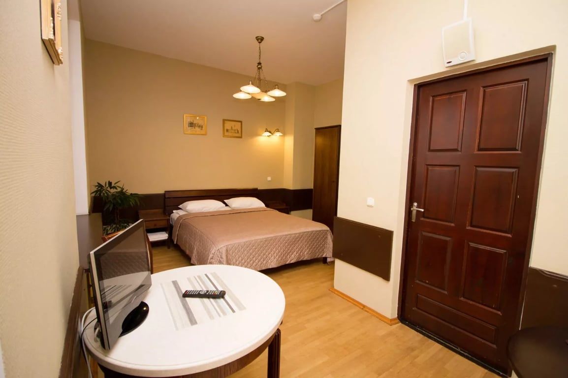 Дорого и с привидениями: ночуем в древнем замке в Беларуси