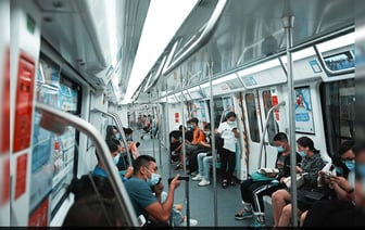 Китаец в возрасте 65 лет задержан за удар по женщине в метро из-за отсутствия свободного места