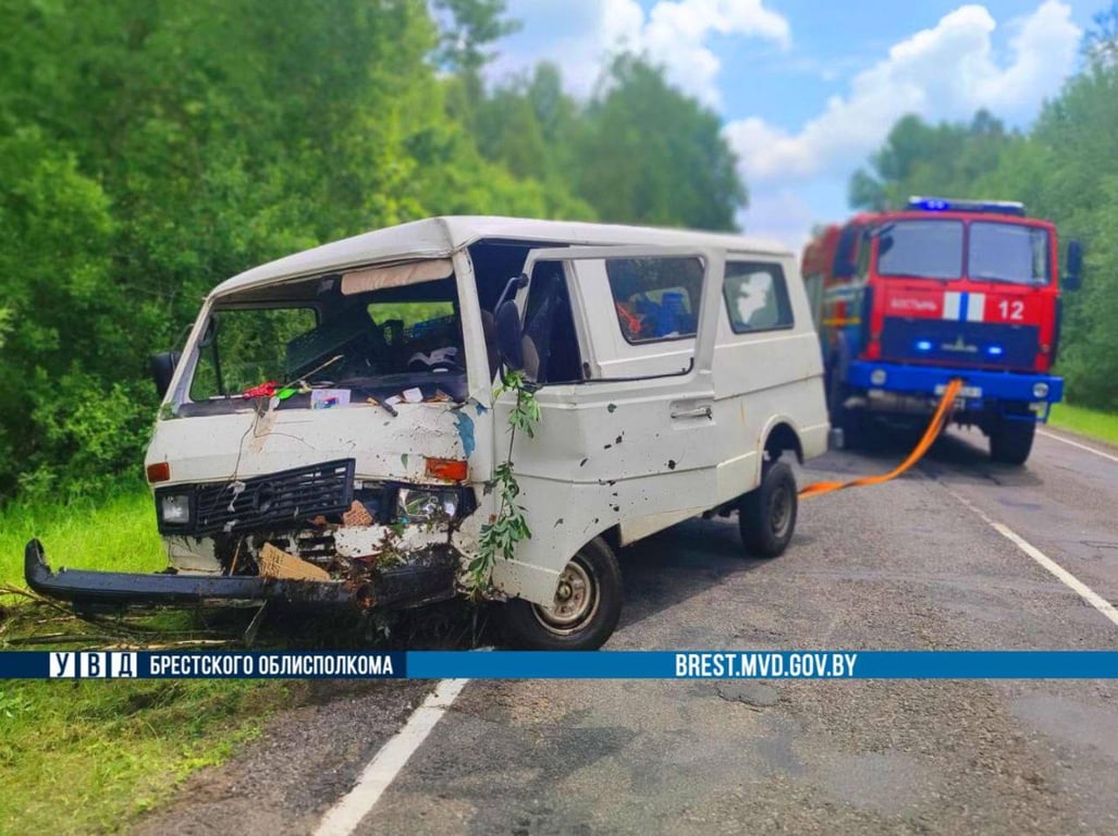 В Ганцевичском районе женщина-водитель на неисправном микроавтобусе попала в ДТП