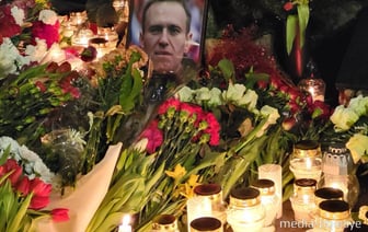 Портрет Навального установили у мемориала борцам за свободу в Вильнюсе, сюда несут цветы и зажигают свечи