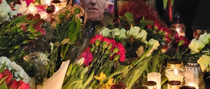 Портрет Навального установили у мемориала борцам за свободу в Вильнюсе, сюда несут цветы и зажигают свечи