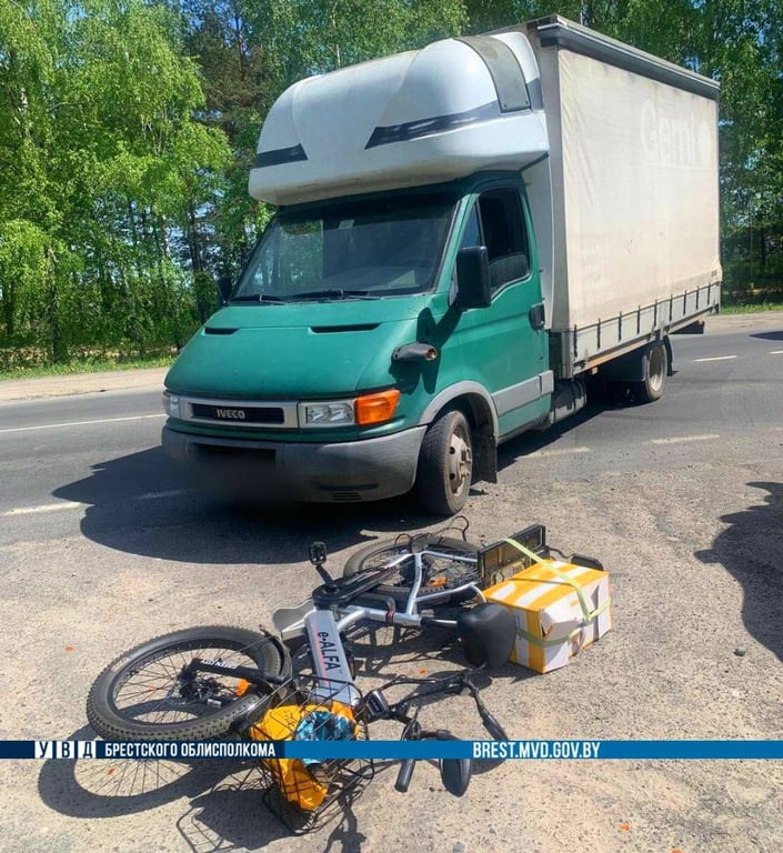 В Пинском районе грузовик сбил 73-летнего велосипедиста