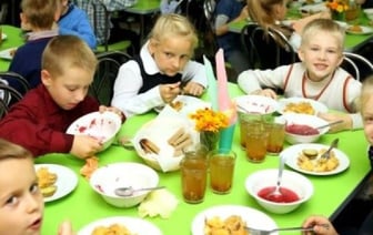 Чем кормят детей в школьных столовых Бреста