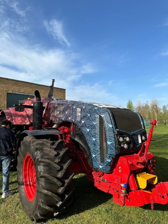 МТЗ передал первый белорусский беспилотный трактор брестскому вузу