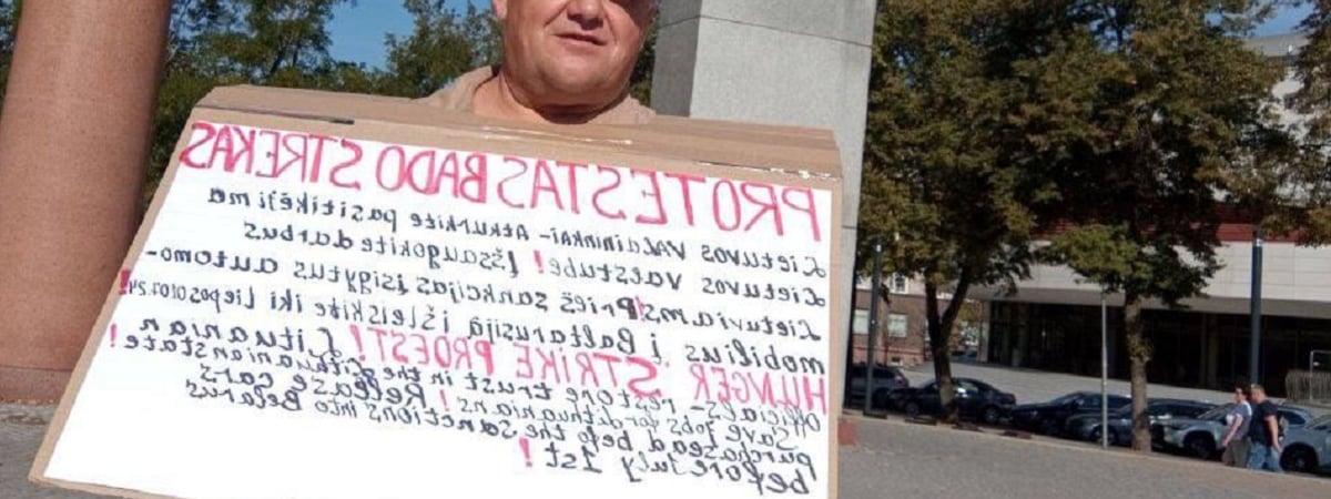 Белорус устроил пикет у мэрии Клайпеды. Чего добивается от литовских властей?