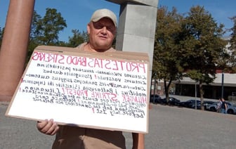 Белорус устроил пикет у мэрии Клайпеды. Чего добивается от литовских властей?