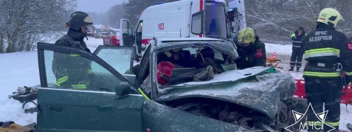 Под Полоцком в столкновении Audi и Skania погиб пассажир. Водитель фуры скрылся с места ДТП — Видео