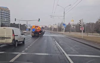 Конец «солевому царству»? В Минске начали мыть дороги и тротуары — Видео