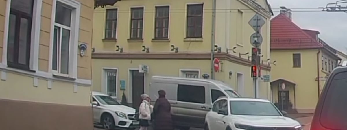 Доброта дня — в центре Гродно девочка помогла бабушке (видео)