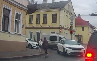 Доброта дня — в центре Гродно девочка помогла бабушке (видео)