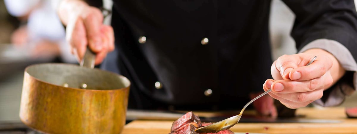 В Минске разместили вакансию шеф-повара с зарплатой до 19 100 рублей. Какие требования?