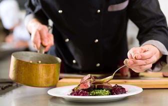 В Минске разместили вакансию шеф-повара с зарплатой до 19 100 рублей. Какие требования?