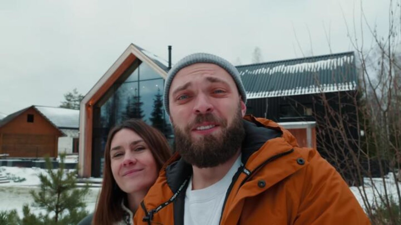 Вадим и Алеся Ключники на фоне «дома мечты» в Колодищах. Скриншот: YouTube