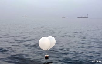 Северная Корея отправляет в Южную Корею новые воздушные шары, наполненные мусором.