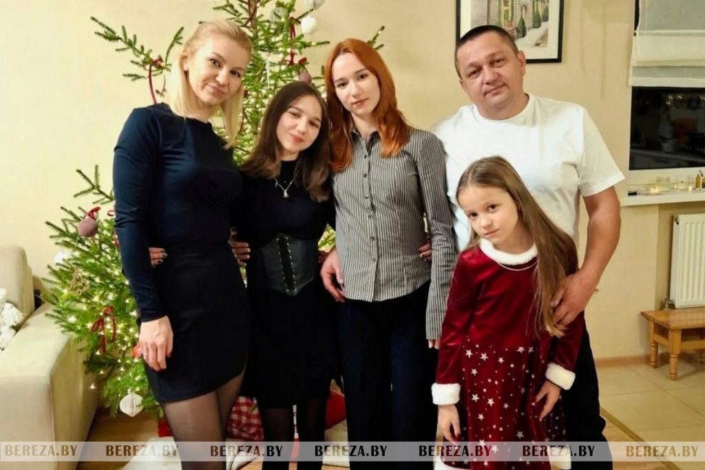 Многодетная мама из Белоозерска ловко управляет грузоподъемным краном на заводе