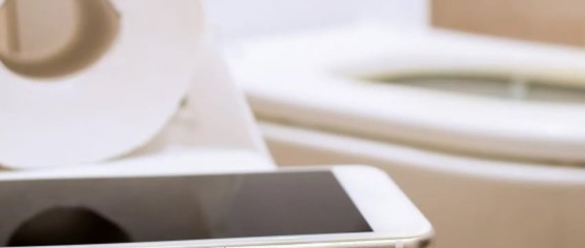 Исследование показало, что мобильные телефоны оказались в 6 раз грязнее сидений унитазов