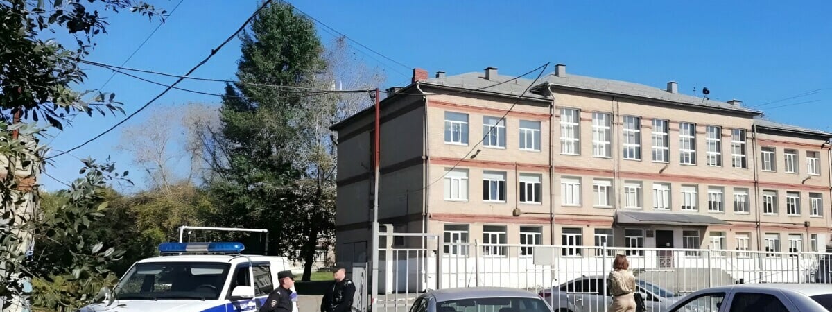 В Челябинске 13-летний подросток с ножом и молотком напал на школьников и учителя — 4 человека в больнице