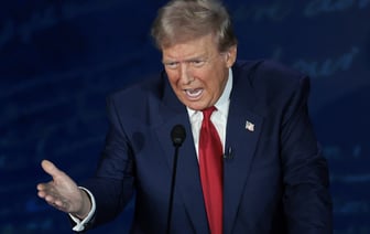 Трамп повторяет историю о мигрантах, которые едят собак и кошек. Харрис смеется.
