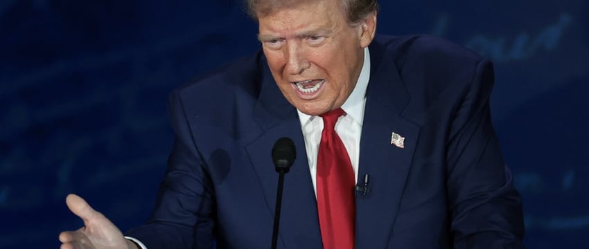 Трамп повторяет историю о мигрантах, которые едят собак и кошек. Харрис смеется.