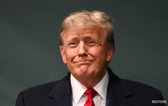 Мета снимает ограничения с аккаунтов Трампа в Facebook и Instagram