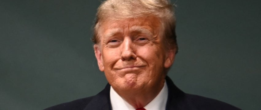 Мета снимает ограничения с аккаунтов Трампа в Facebook и Instagram