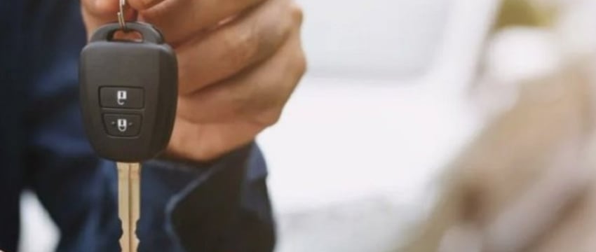 Два водителя могут стать пешеходами: один по делу, второй по глупости