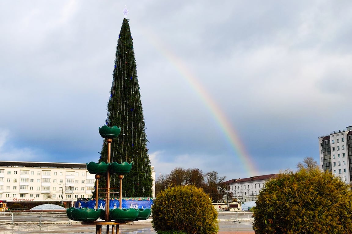Яркая радуга над площадью Победы в Витебске. Фото Ирины Барановой