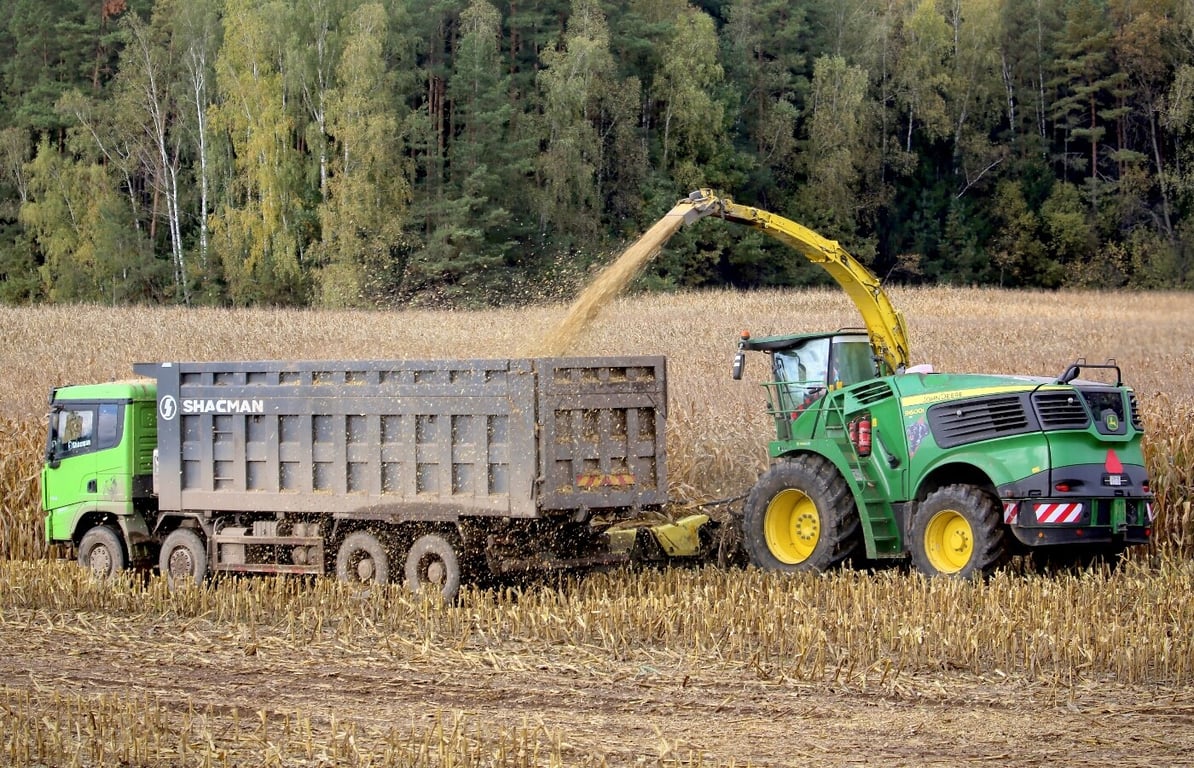 «Днёвка» — 168 рублей! Сколько зарабатывает механизатор на кормоуборочном комбайне John Deere