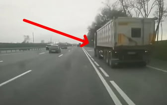 Появилось видео, как пассажирский автобус въехал в фуру под Минском — Видео