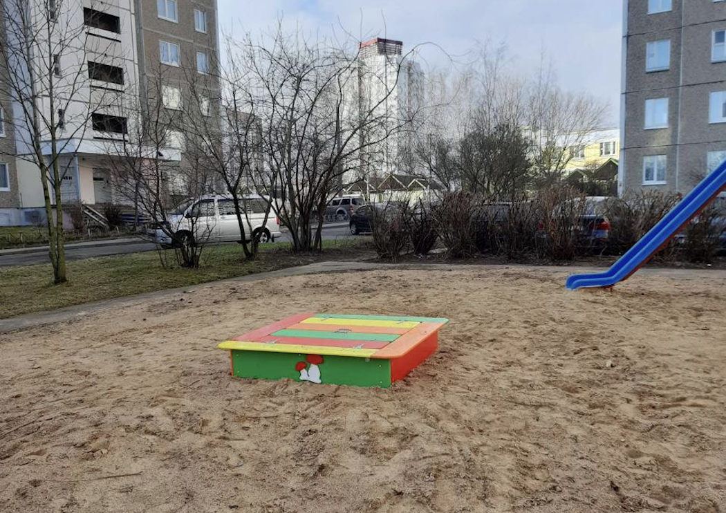Белоруска возмущена размерами песочницы во дворе
