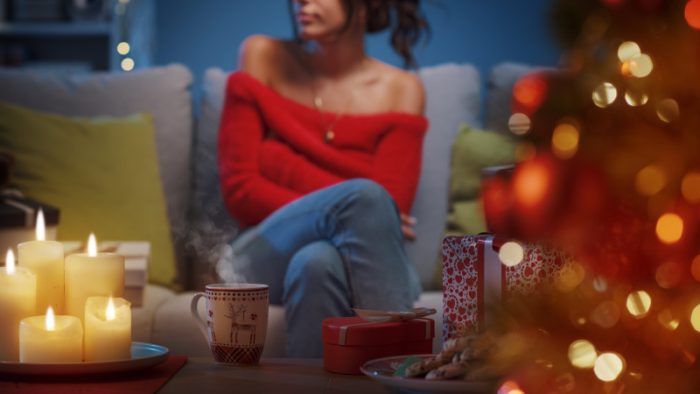Можно ли отмечать Новый год в одиночестве? Ответили психологи