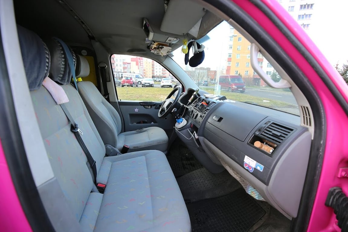 Розовый Volkswagen T5 шесть лет находится в продаже