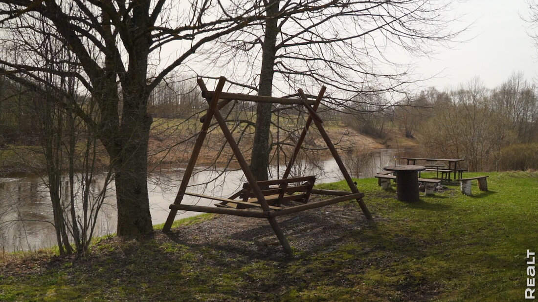 Белоруска восстанавливает родовое гнездо в глухой деревне у реки