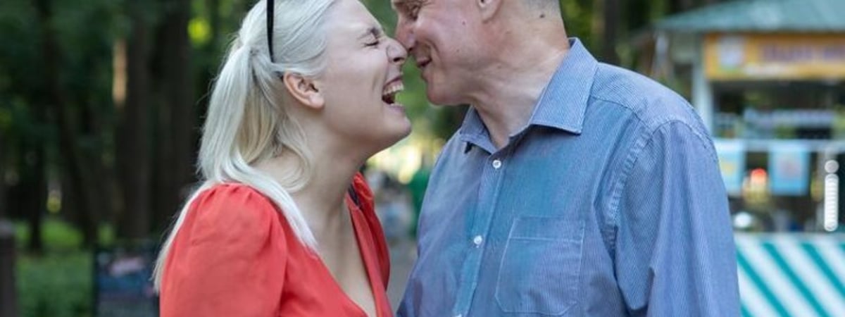 «Он старше моих родителей, но это никого не смущает». Минская студентка вышла замуж за преподавателя